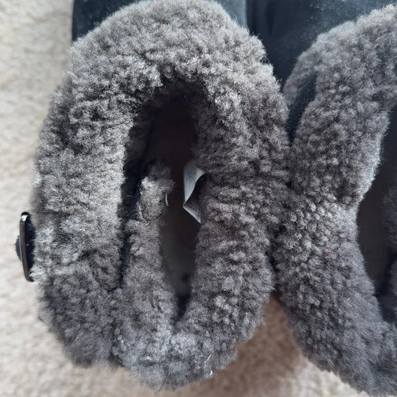 UGG women’s Size 6 Platform Boots Black and Grey Buckle fur - Picture 7 of 7